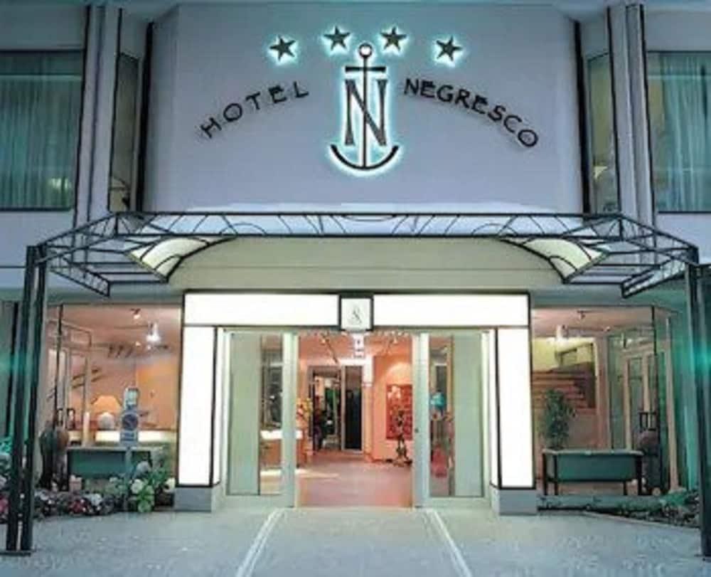 ホテル ネグレスコ カットーリカ エクステリア 写真