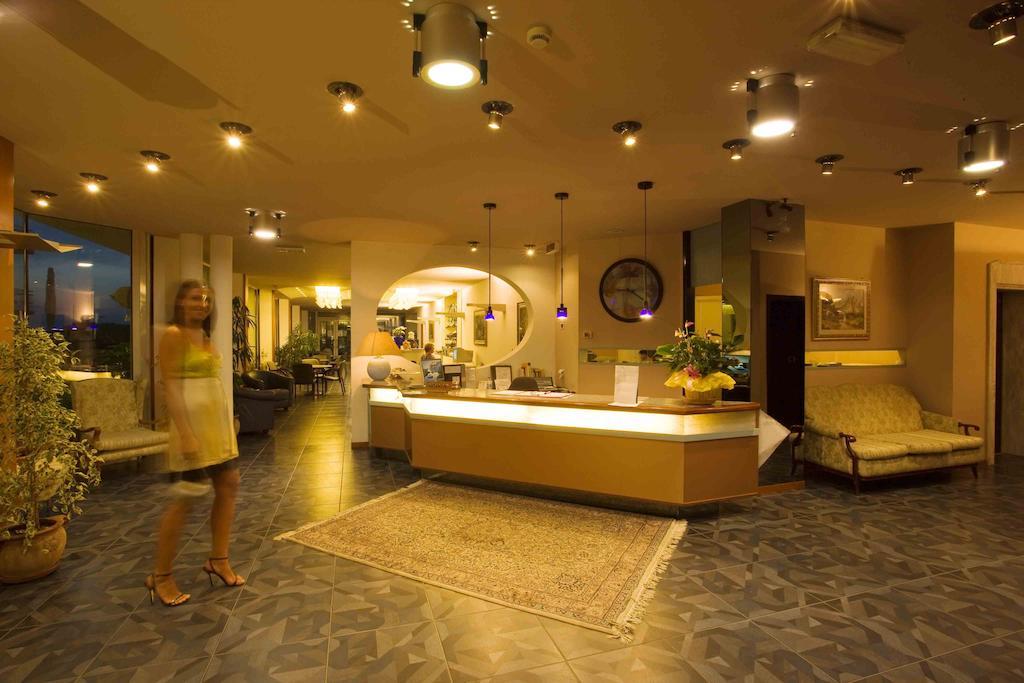 ホテル ネグレスコ カットーリカ エクステリア 写真